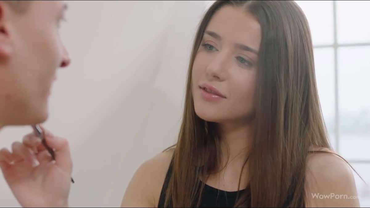 ปลายนิ้ว สัมผัส ผิวหนัง อย่างอ่อนโยน